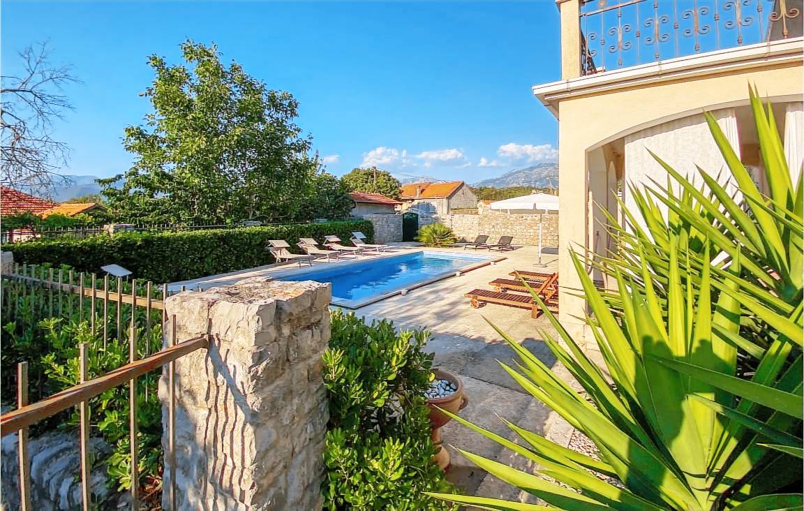 Ferienhaus mit Grill, Terrasse und privatem Pool 6 Gäste ∙ 3 Schlafzimmer Montenegro