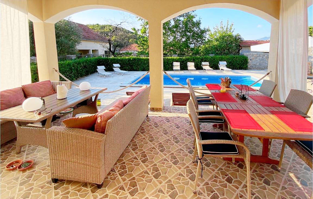 Ferienhaus mit Grill, Terrasse und privatem Pool 6 Gäste ∙ 3 Schlafzimmer Montenegro