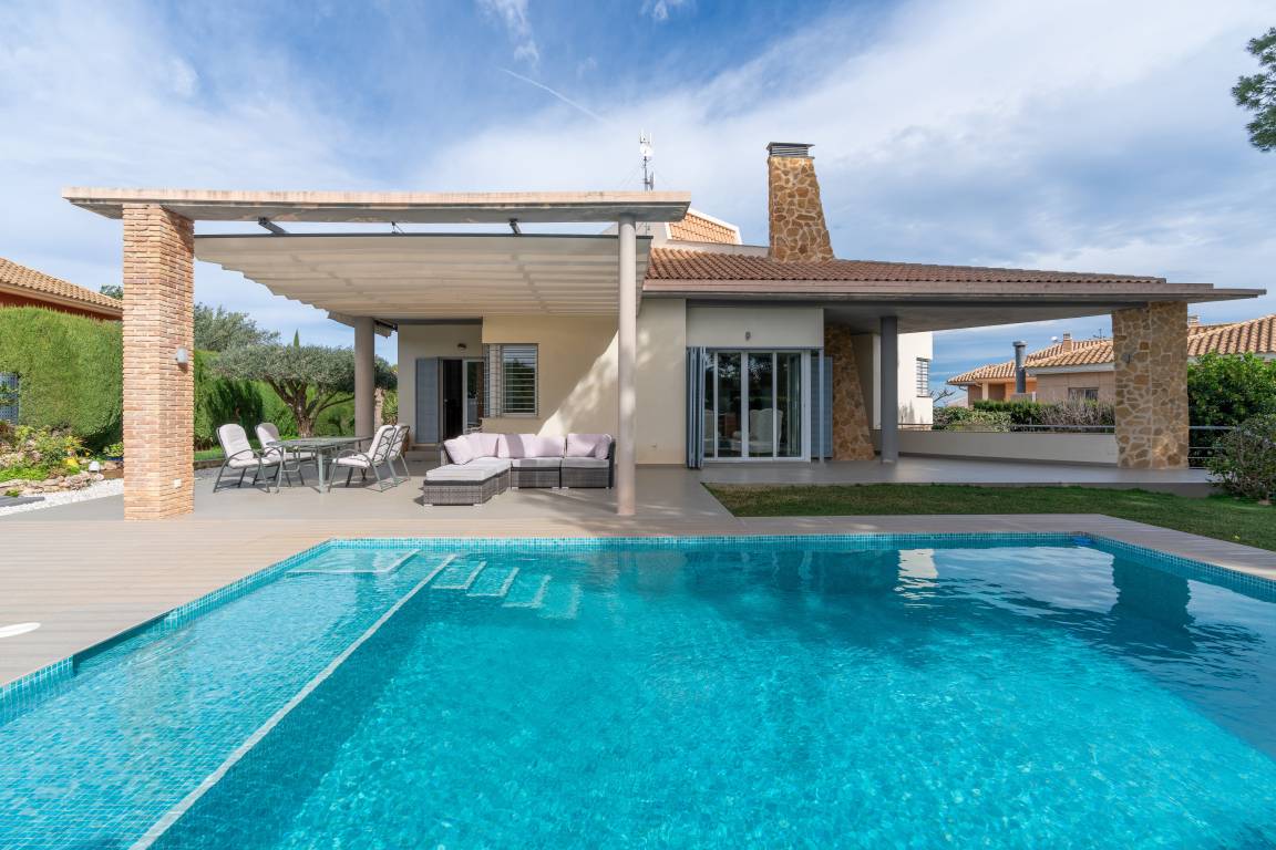 Voll ausgestattetes großzügiges Ferienhaus mit privatem Pool, Garten und Terrasse