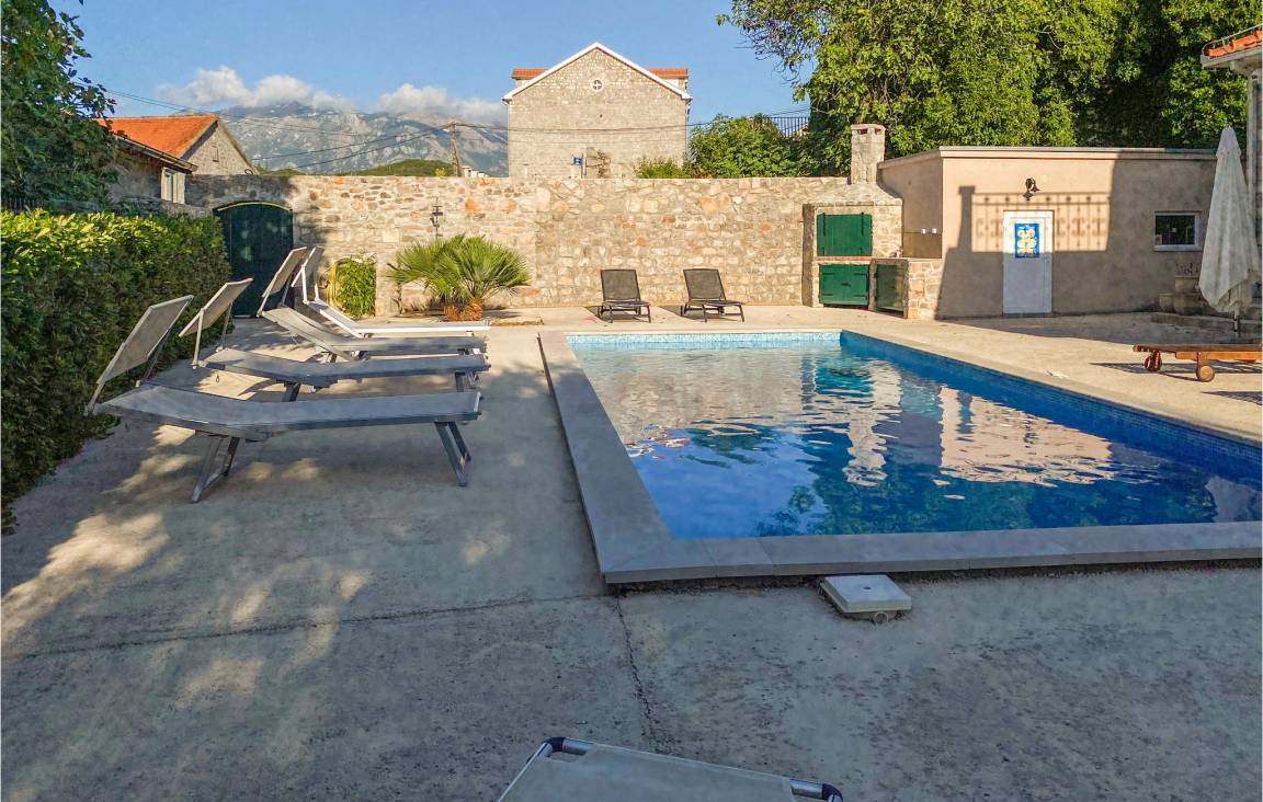 Ferienhaus mit Grill, Terrasse und privatem Pool 6 Gäste ∙ 3 Schlafzimmer Montenegro