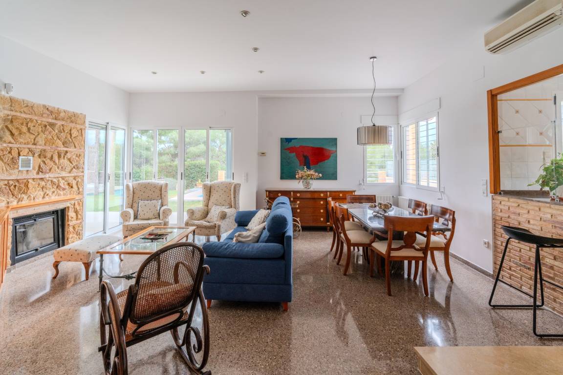 Voll ausgestattetes großzügiges Ferienhaus mit privatem Pool, Garten und Terrasse