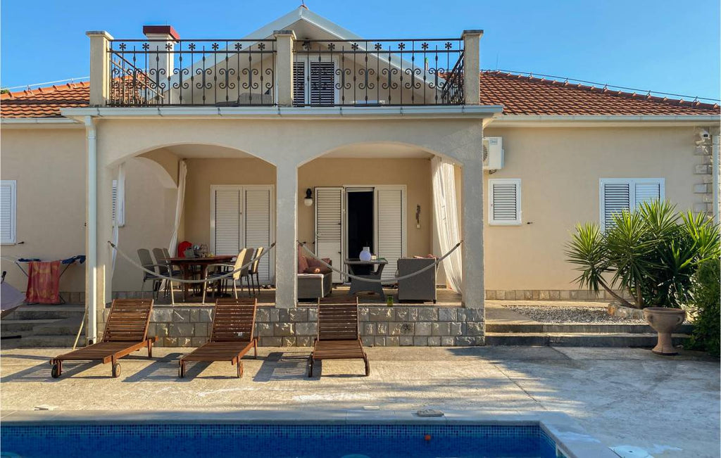 Ferienhaus mit Grill, Terrasse und privatem Pool 6 Gäste ∙ 3 Schlafzimmer Montenegro