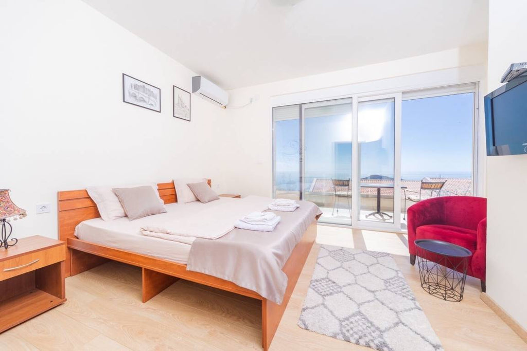 Ferienhaus mit Grill, privatem  6 Gäste ∙ 3 Schlafzimmer Budva montenegro