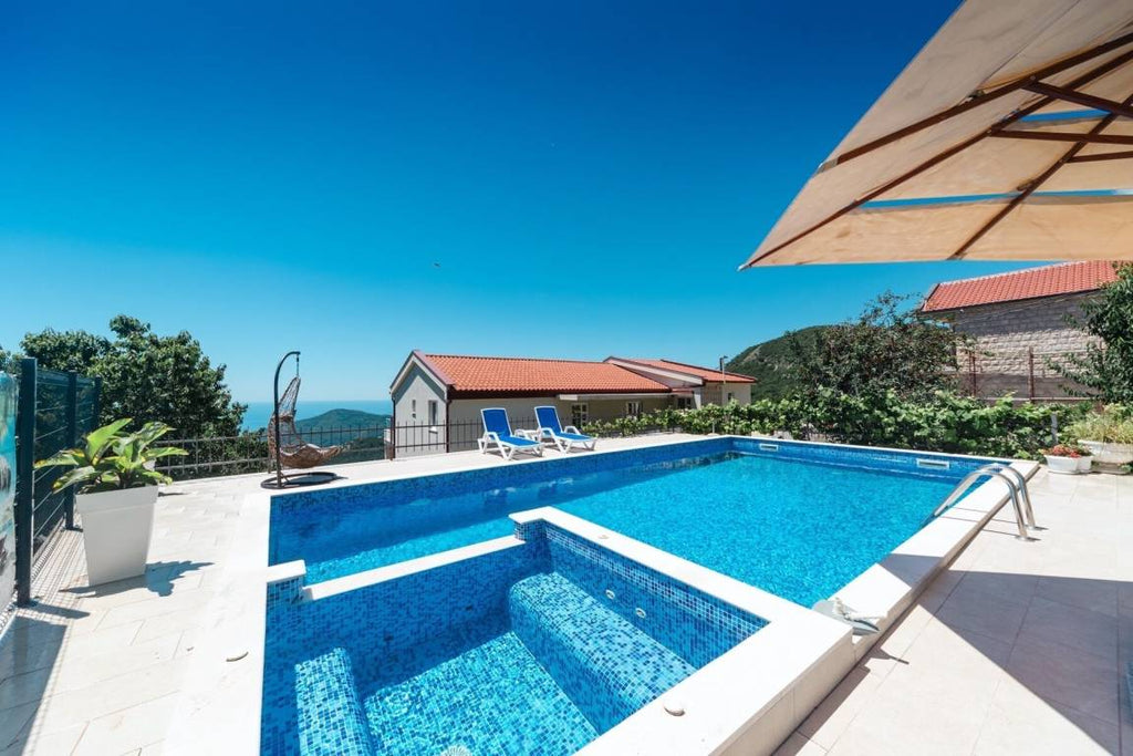 Ferienhaus mit Grill, privatem  6 Gäste ∙ 3 Schlafzimmer Budva montenegro