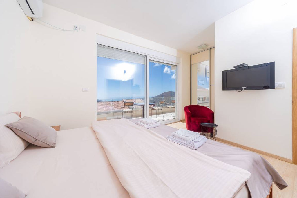 Ferienhaus mit Grill, privatem  6 Gäste ∙ 3 Schlafzimmer Budva montenegro