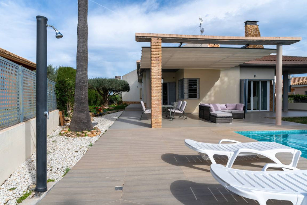 Voll ausgestattetes großzügiges Ferienhaus mit privatem Pool, Garten und Terrasse