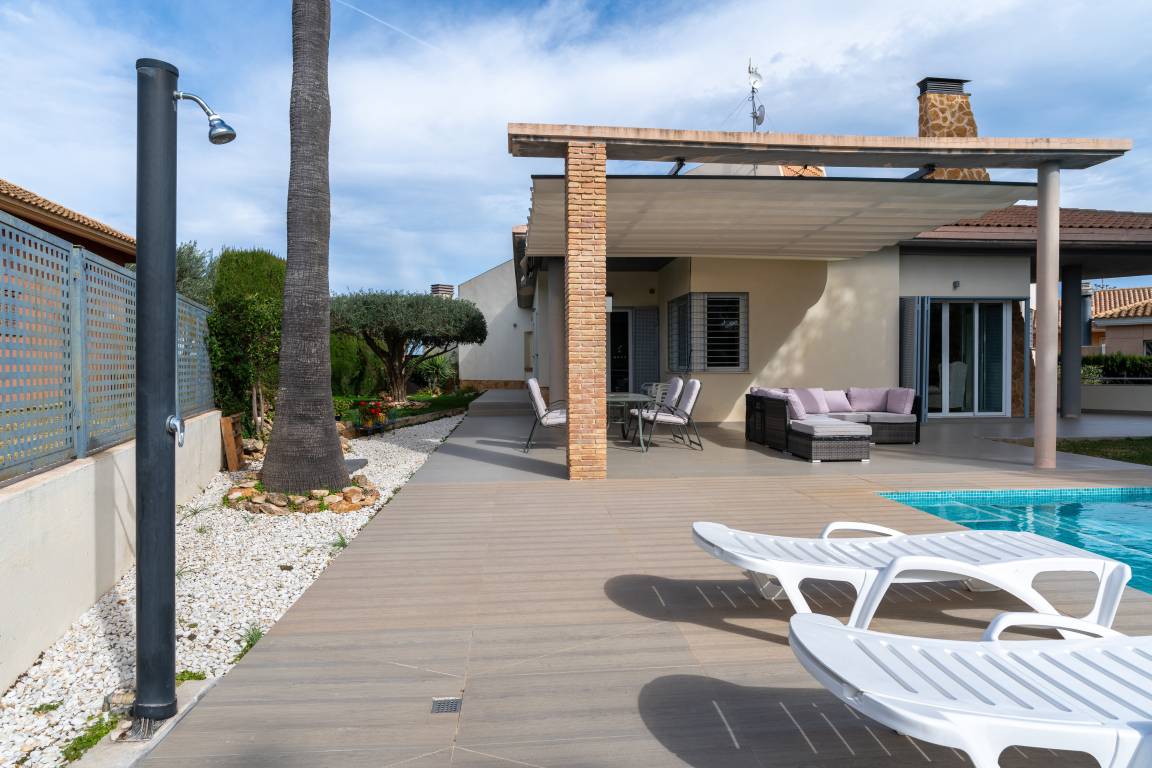 Voll ausgestattetes großzügiges Ferienhaus mit privatem Pool, Garten und Terrasse