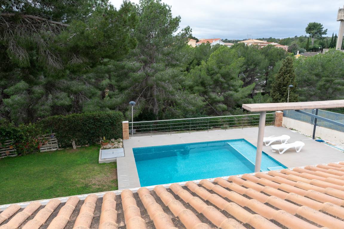 Voll ausgestattetes großzügiges Ferienhaus mit privatem Pool, Garten und Terrasse