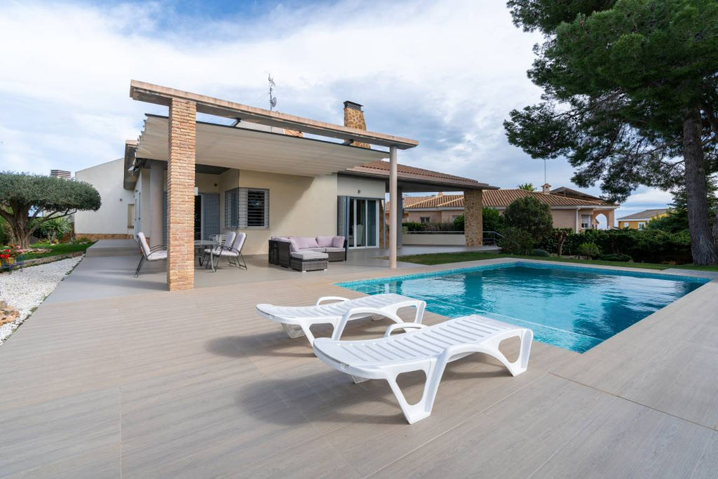 Voll ausgestattetes großzügiges Ferienhaus mit privatem Pool, Garten und Terrasse