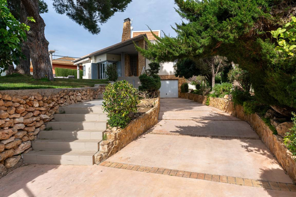 Voll ausgestattetes großzügiges Ferienhaus mit privatem Pool, Garten und Terrasse