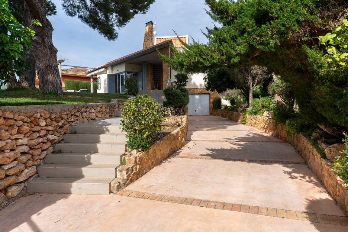 Voll ausgestattetes großzügiges Ferienhaus mit privatem Pool, Garten und Terrasse