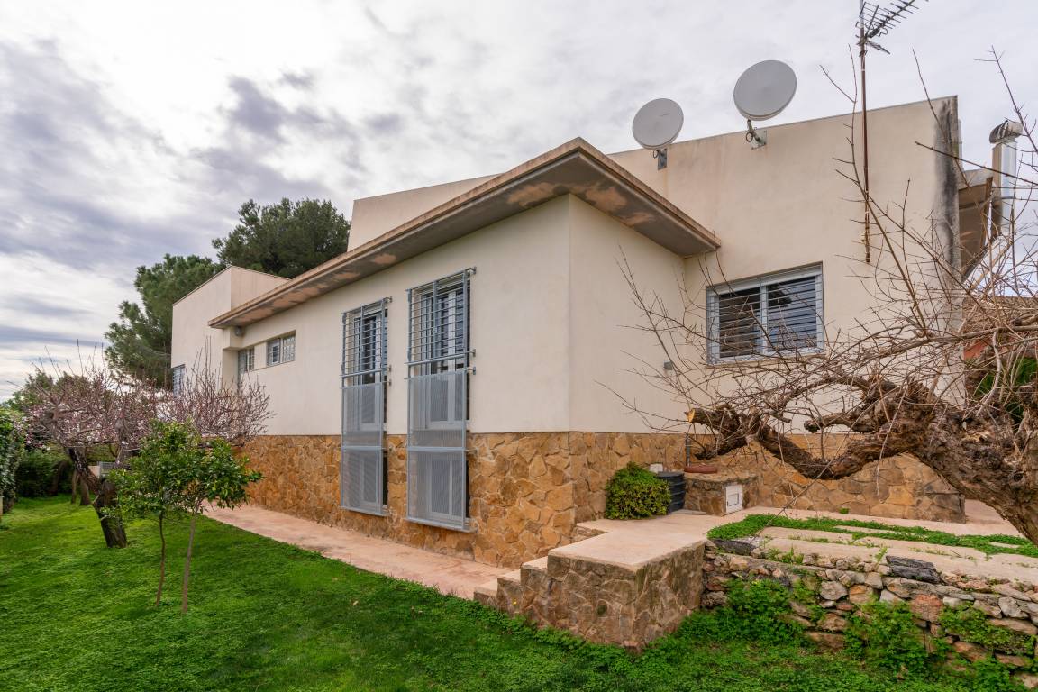 Voll ausgestattetes großzügiges Ferienhaus mit privatem Pool, Garten und Terrasse