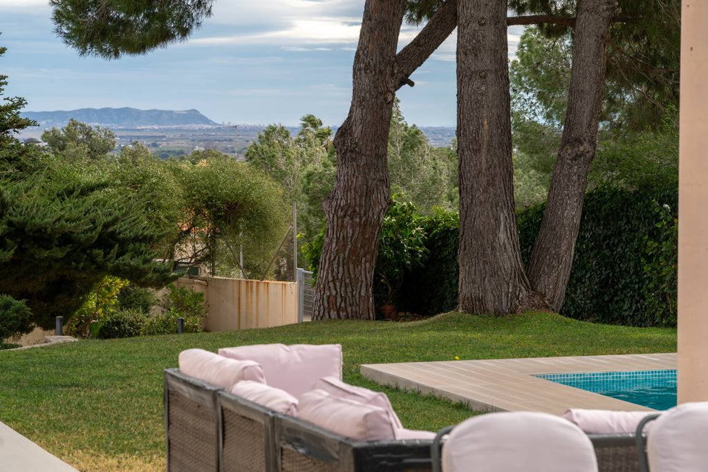 Voll ausgestattetes großzügiges Ferienhaus mit privatem Pool, Garten und Terrasse