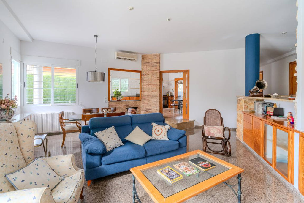 Voll ausgestattetes großzügiges Ferienhaus mit privatem Pool, Garten und Terrasse