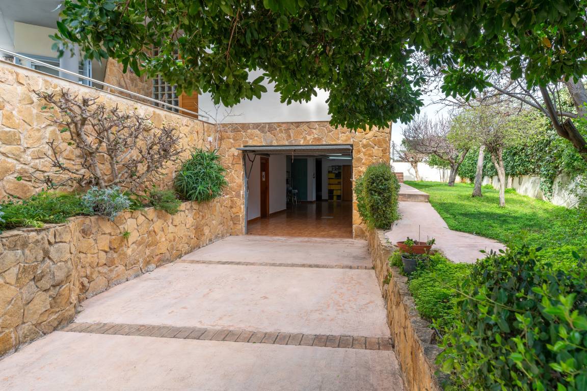 Voll ausgestattetes großzügiges Ferienhaus mit privatem Pool, Garten und Terrasse