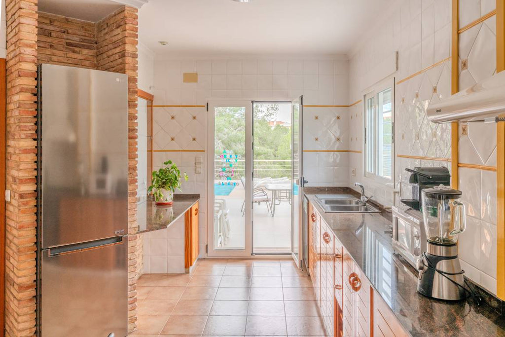 Voll ausgestattetes großzügiges Ferienhaus mit privatem Pool, Garten und Terrasse