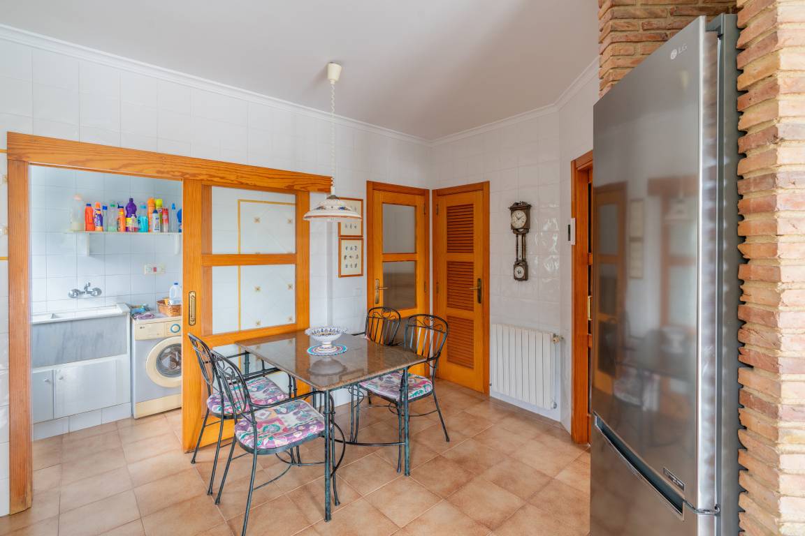 Voll ausgestattetes großzügiges Ferienhaus mit privatem Pool, Garten und Terrasse