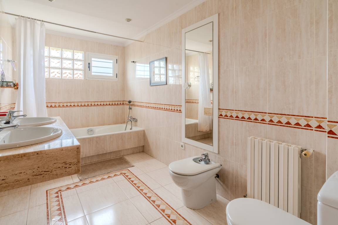 Voll ausgestattetes großzügiges Ferienhaus mit privatem Pool, Garten und Terrasse