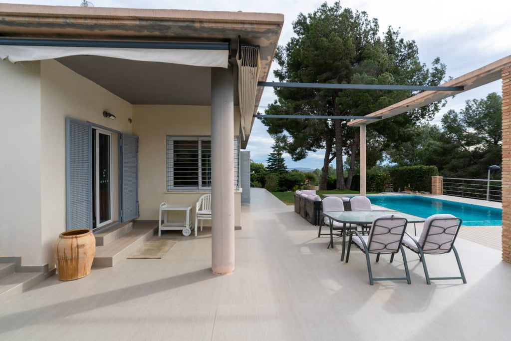 Voll ausgestattetes großzügiges Ferienhaus mit privatem Pool, Garten und Terrasse