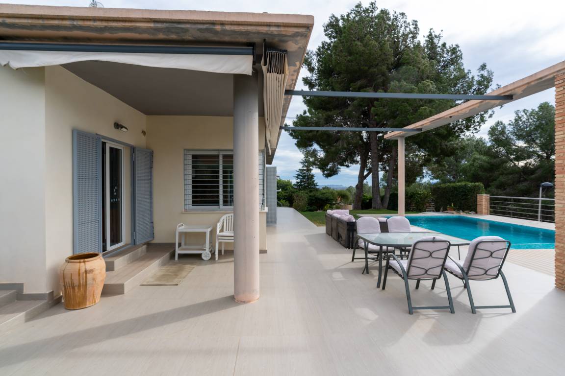 Voll ausgestattetes großzügiges Ferienhaus mit privatem Pool, Garten und Terrasse