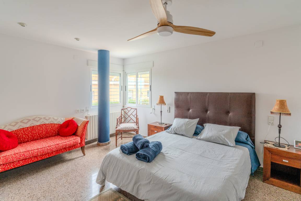 Voll ausgestattetes großzügiges Ferienhaus mit privatem Pool, Garten und Terrasse