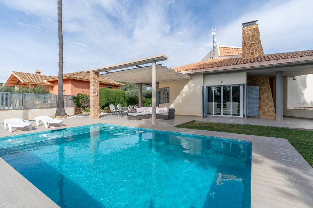 Voll ausgestattetes großzügiges Ferienhaus mit privatem Pool, Garten und Terrasse