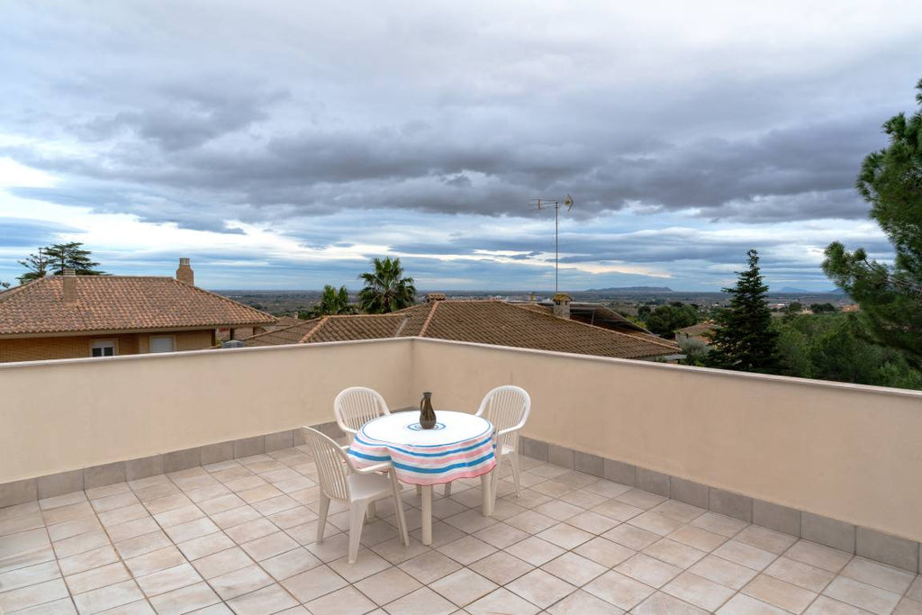 Voll ausgestattetes großzügiges Ferienhaus mit privatem Pool, Garten und Terrasse