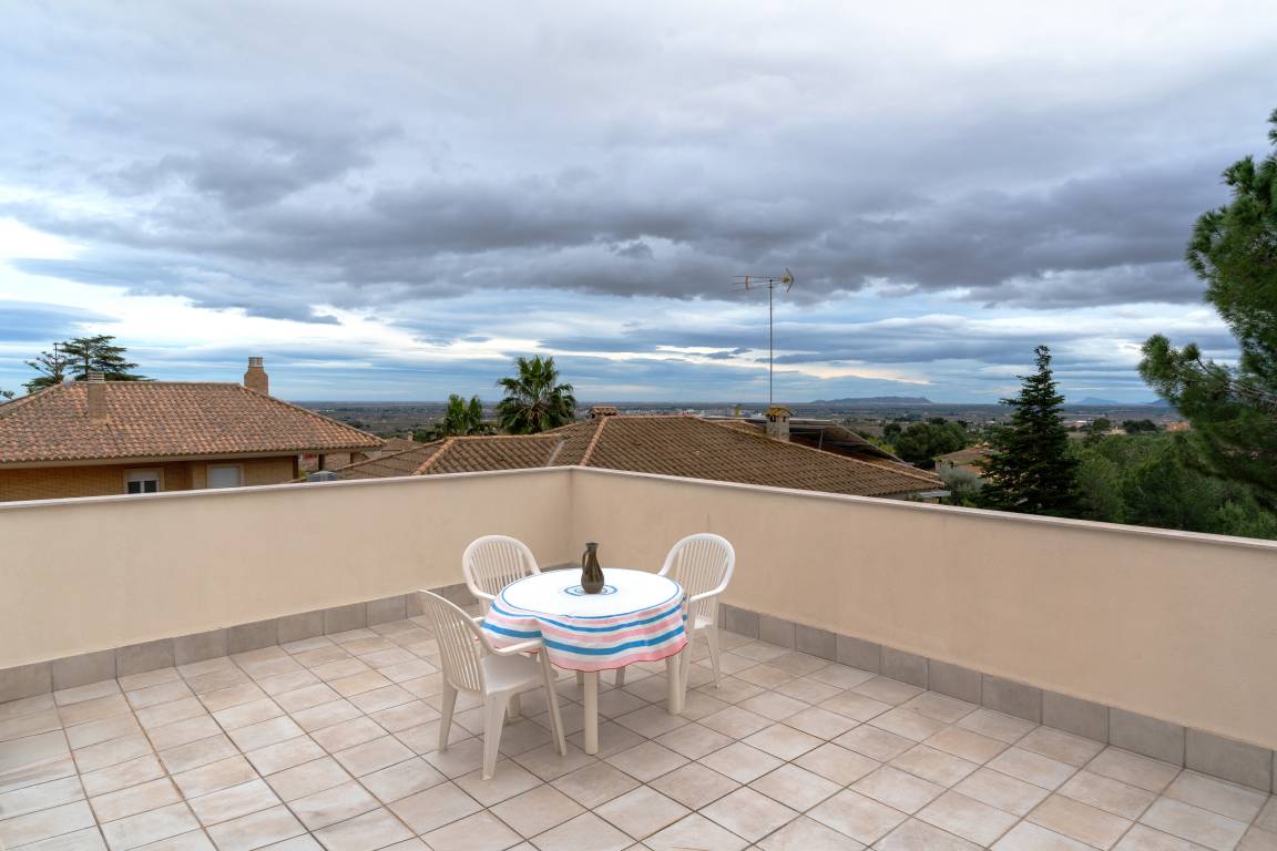 Voll ausgestattetes großzügiges Ferienhaus mit privatem Pool, Garten und Terrasse