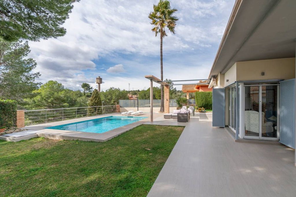 Voll ausgestattetes großzügiges Ferienhaus mit privatem Pool, Garten und Terrasse